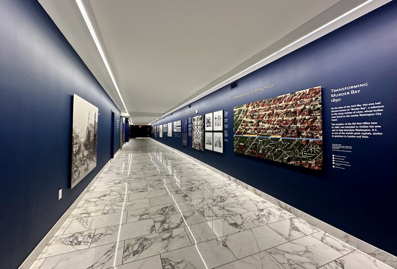 Un musée dans le couloir qui vous ammène à la  Old Post Office à Washington