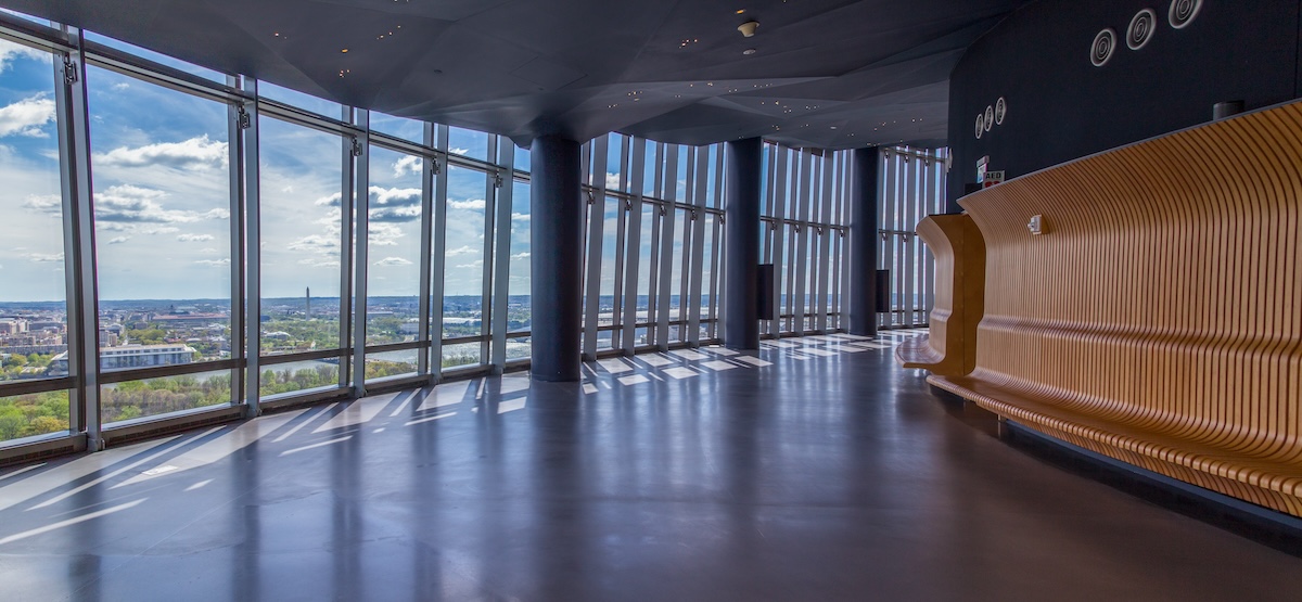 L'intérieur de The View of DC de la CEB Tower à Arlington, pour une des plus belles vues sur Washington