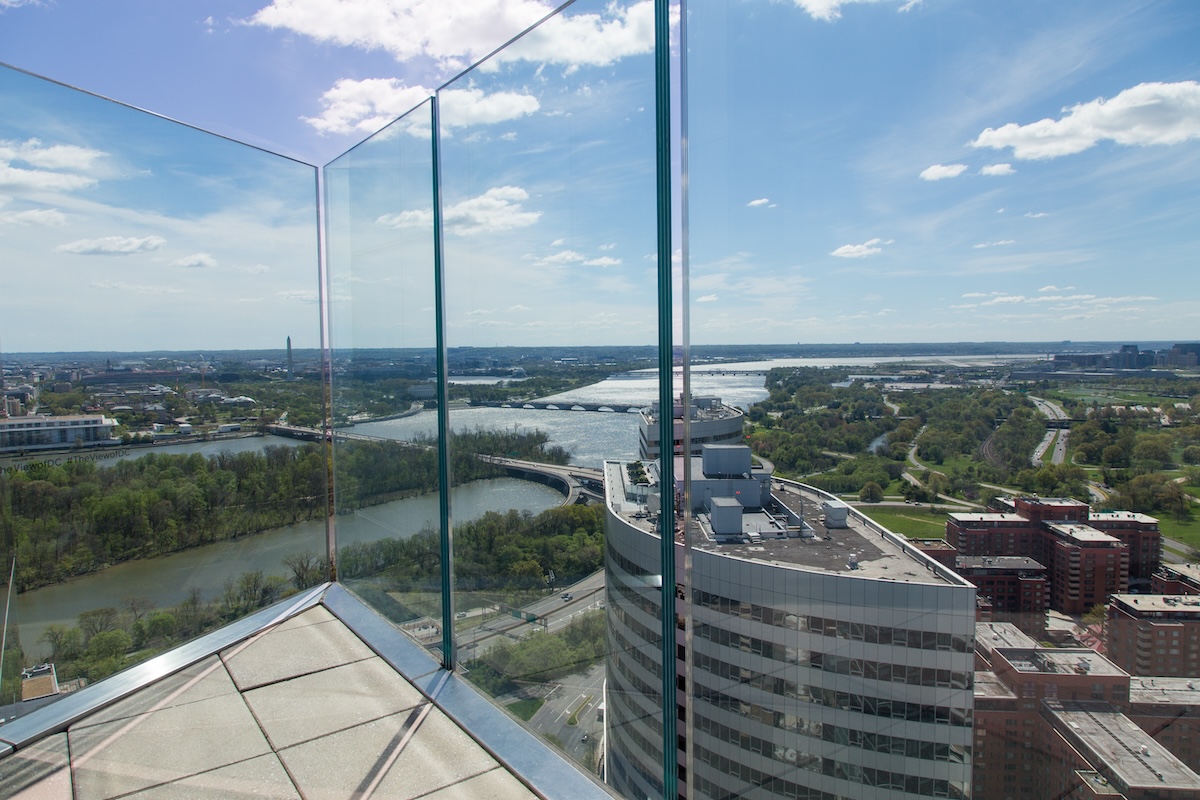 La terrasse de The View of DC de la CEB Tower à Arlington, pour une vue sur Washington